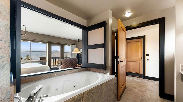 Sun Mountain Lodge Room
