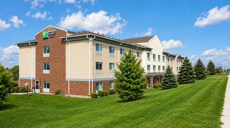 Holiday Inn Express Hotel & Suites Exterior