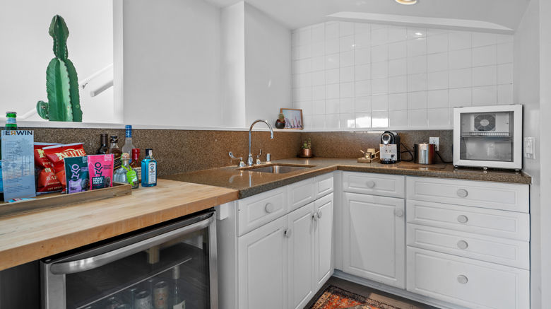 <b>Hotel Erwin Venice Beach Suite</b>. Images powered by <a href="https://www.leonardoworldwide.com/" title="Leonardo Worldwide" target="_blank">Leonardo</a>.