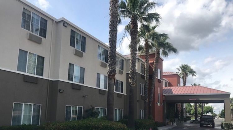 Holiday Inn Express Hotel & Suites Exterior
