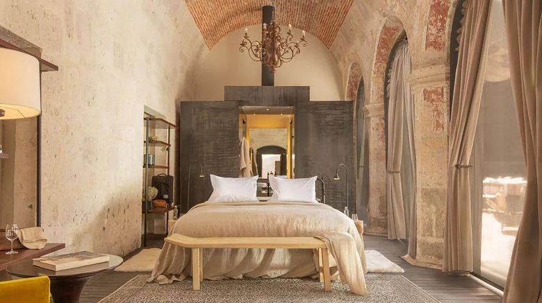 <b>Cirqa Room</b>. Images powered by <a href="https://www.leonardoworldwide.com/" title="Leonardo Worldwide" target="_blank">Leonardo</a>.
