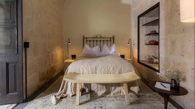 <b>Cirqa Room</b>. Images powered by <a href="https://www.leonardoworldwide.com/" title="Leonardo Worldwide" target="_blank">Leonardo</a>.
