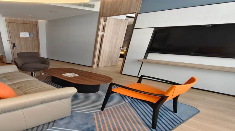 Holiday Inn Express Central Avenue Suite