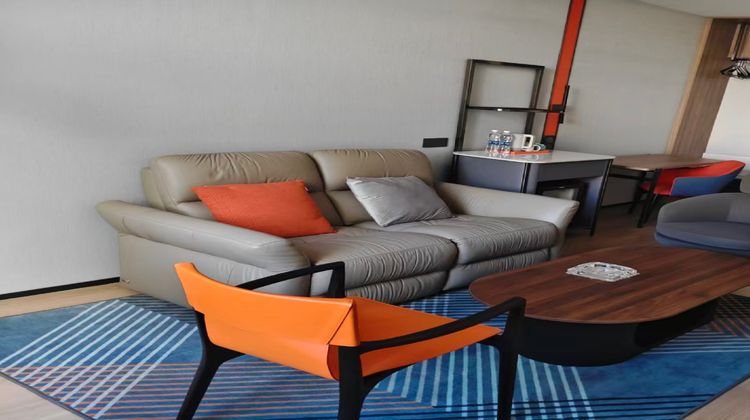 Holiday Inn Express Central Avenue Suite