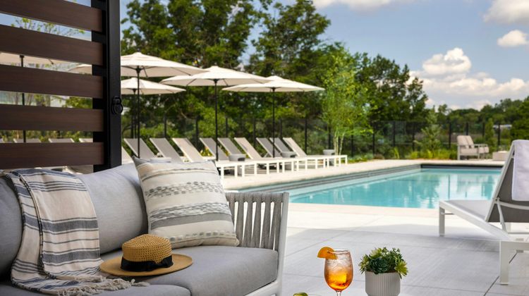 Omni Viking Lakes Hotel Pool
