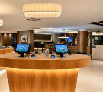 Holiday Inn London Heathrow Lobby