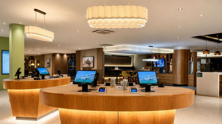 Holiday Inn London Heathrow Lobby