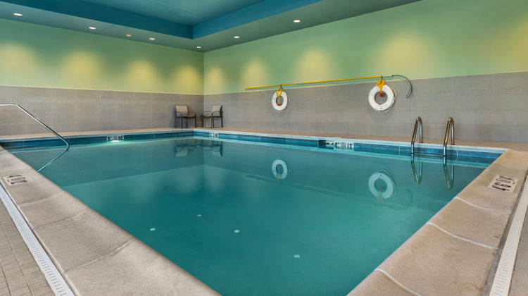 Holiday Inn Express & Stes Findlay North Pool