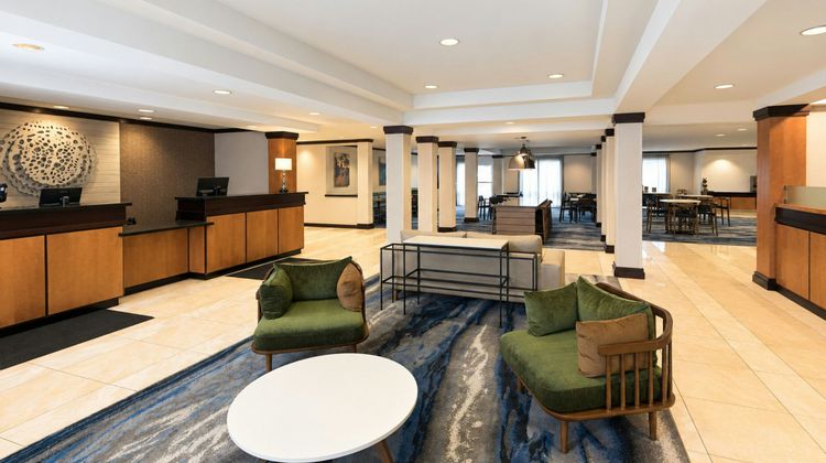 Fairfield Inn & Suites Milwaukee Airport Lobby