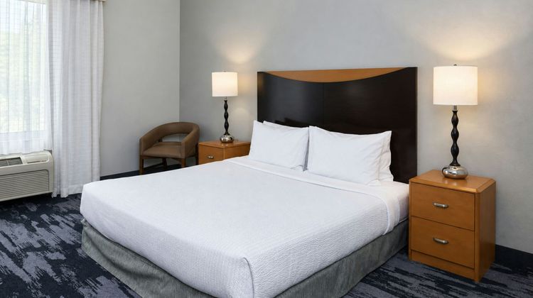 Fairfield Inn & Suites Milwaukee Airport Room