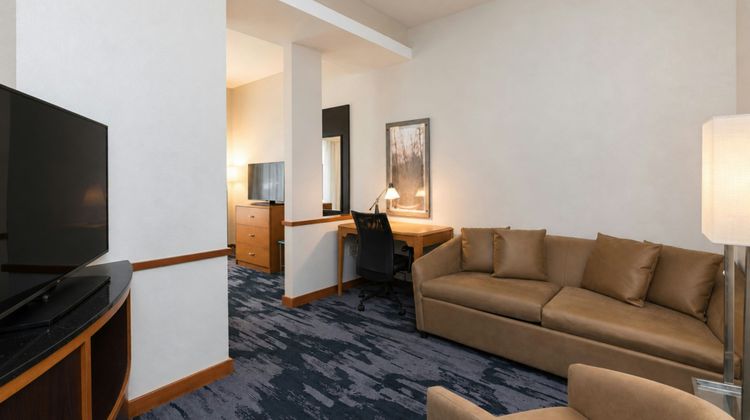 Fairfield Inn & Suites Milwaukee Airport Suite