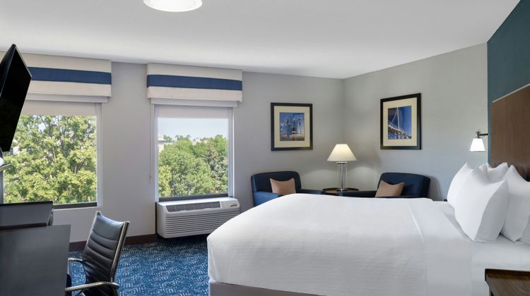 Four Points by Sheraton Mall of America Suite