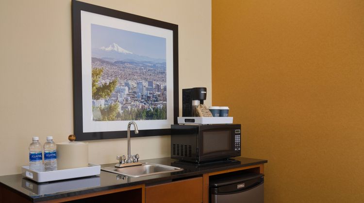 Four Points by Sheraton Portland East Room