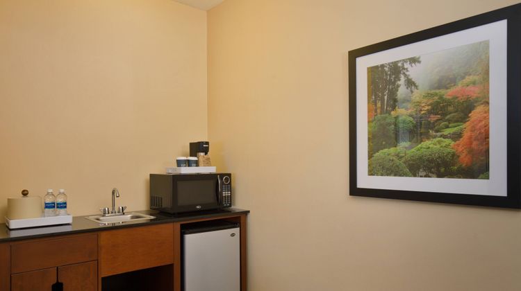 Four Points by Sheraton Portland East Suite