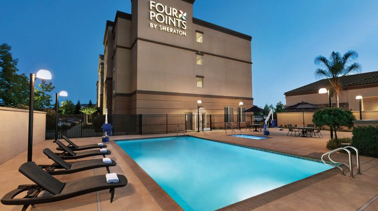Four Points by Sheraton Intl Airport Pool