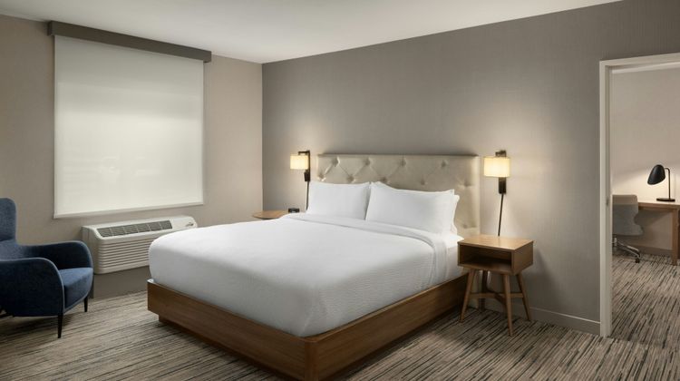 Four Points by Sheraton Downtown Seattle Room