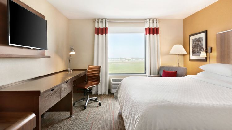 Four Points by Sheraton Fargo Medical Center Room