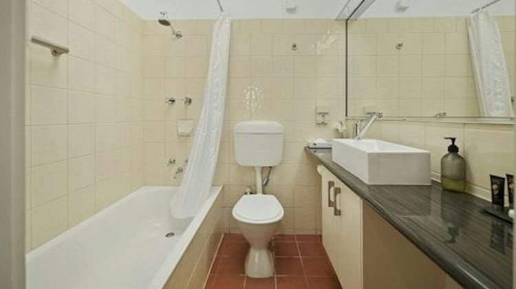 Hamilton Lakeside Motel Room