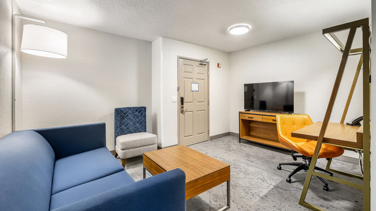 Holiday Inn Express Minneapolis Suite