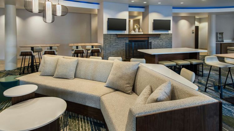 SpringHill Suites Pittsburgh Mills Lobby