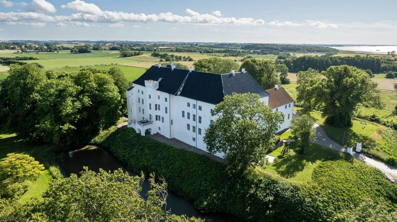 <b>Dragsholm Slot Castle Exterior</b>. Images powered by <a href="https://www.leonardoworldwide.com/" title="Leonardo Worldwide" target="_blank">Leonardo</a>.