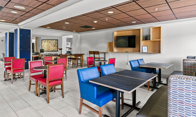 Holiday Inn Express Hotel & Suites Exterior