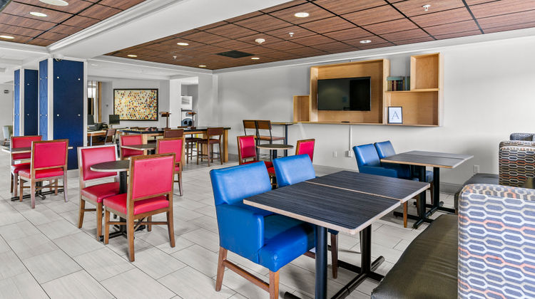 Holiday Inn Express Hotel & Suites Exterior