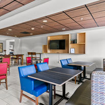 Holiday Inn Express Hotel & Suites