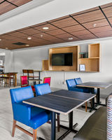 Holiday Inn Express Hotel & Suites