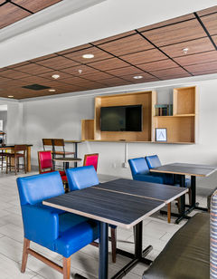 Holiday Inn Express Hotel & Suites