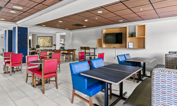 Holiday Inn Express Hotel & Suites