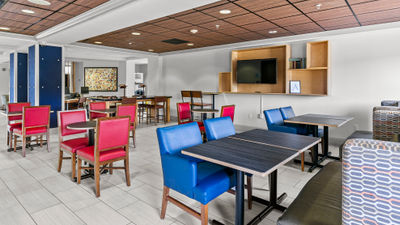 Holiday Inn Express Hotel & Suites