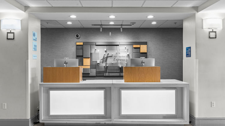 Holiday Inn Express Hotel & Suites Exterior