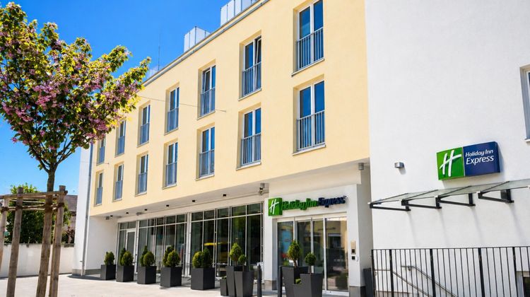 Holiday Inn Express Munich Airport Exterior