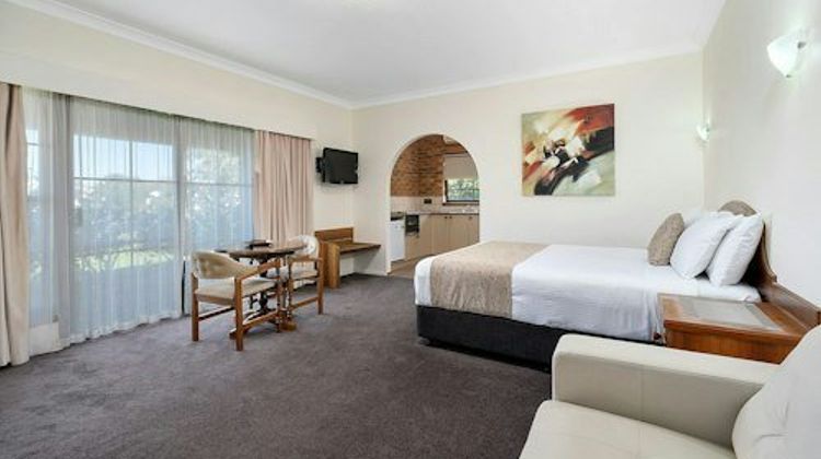 Heritage Motor Inn Room