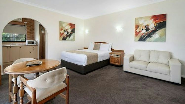 Heritage Motor Inn Room
