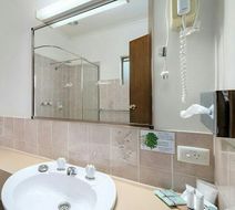 Heritage Motor Inn Room