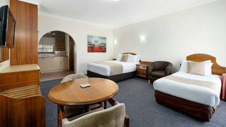 Heritage Motor Inn Room