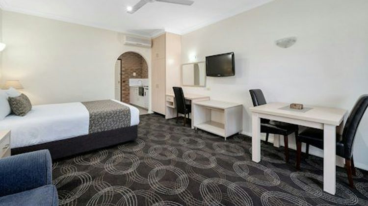Heritage Motor Inn Room