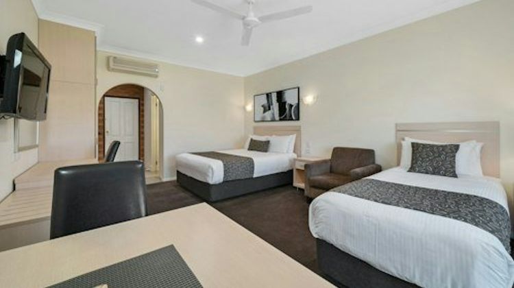 Heritage Motor Inn Room