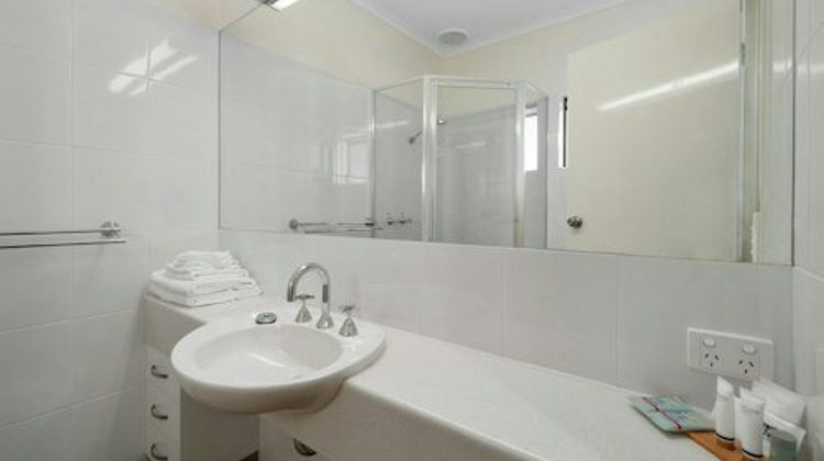 Heritage Motor Inn Room
