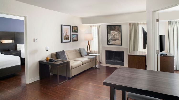 Residence Inn by Marriott Arpt Suite