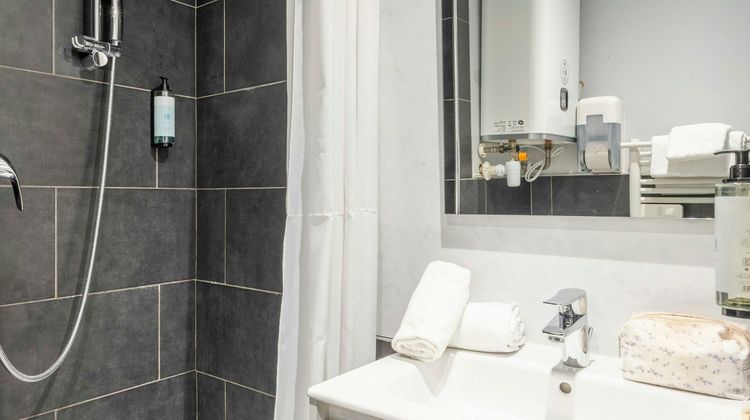 Sejours & Affaires Mirabeau Room