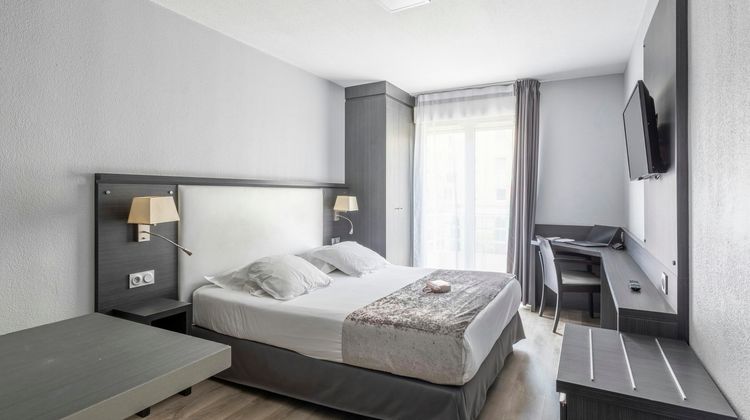 Sejours & Affaires Mirabeau Room