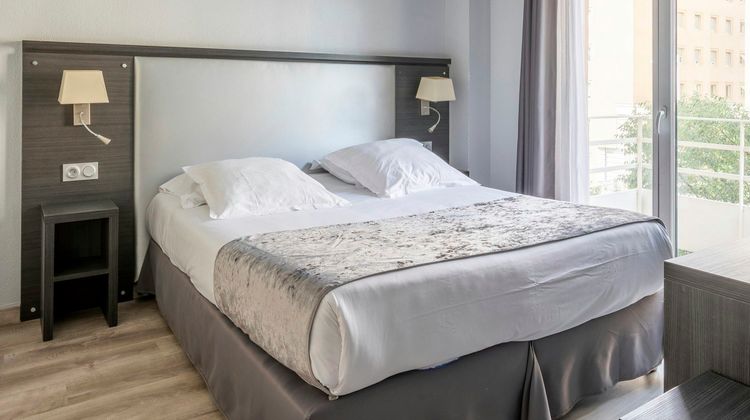 Sejours & Affaires Mirabeau Room