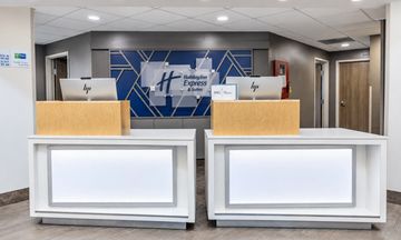 Holiday Inn Express Hotel & Suites