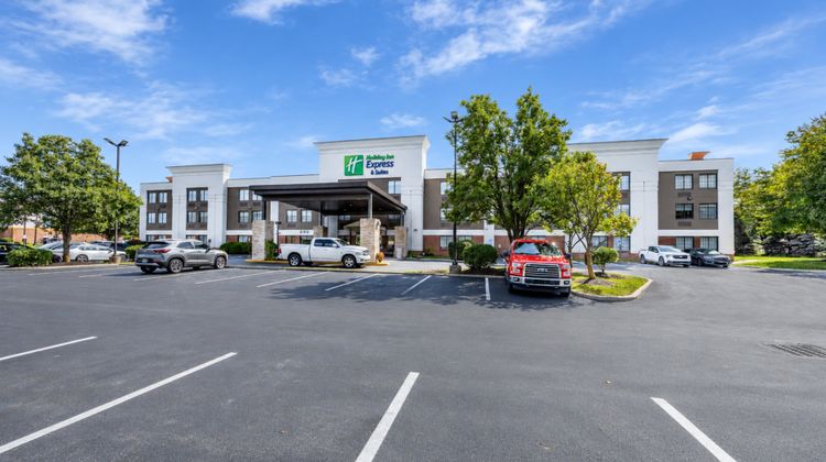 Holiday Inn Express Hotel & Suites Exterior