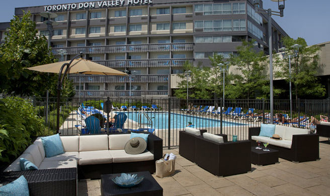 Toronto Don Valley Hotel & Suites Exterior