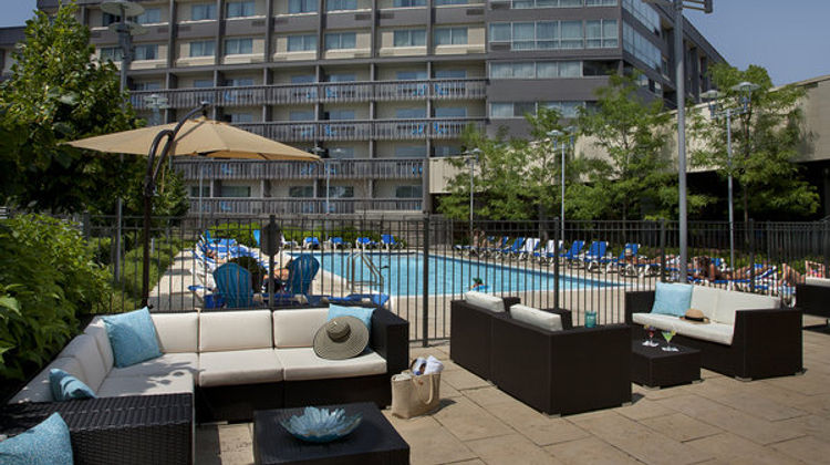 Toronto Don Valley Hotel & Suites Exterior