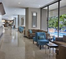 Toronto Don Valley Hotel & Suites Lobby